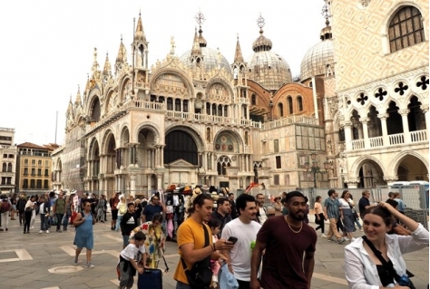 Wat beoogt Venetië met de invoering van tickets voor dagtoeristen? 