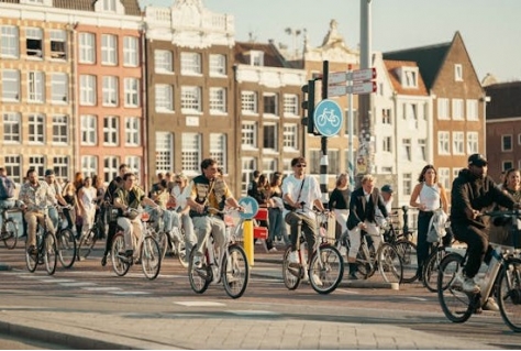 Meer ouderen dan jongeren in Nederland