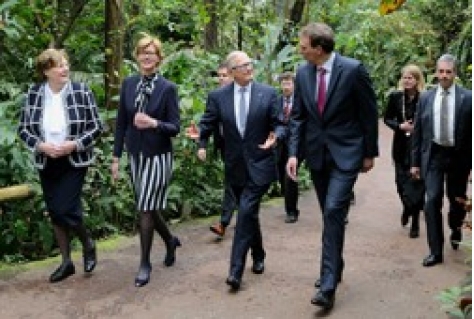 Pieter van Vollenhoven onthult kunstwerk bij Burgers Zoo