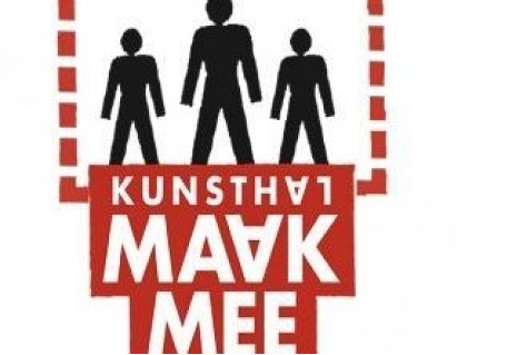 Bezoeker maakt met Kunsthal tentoonstelling