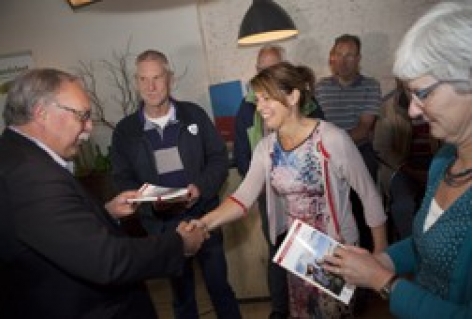 Gedeputeerden ontvangen eerste exemplaren wandelgids Nederlands Kustpad, Friesland – Groningen 