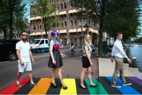 Gay Pride krijgt kleurrijke zebrapaden