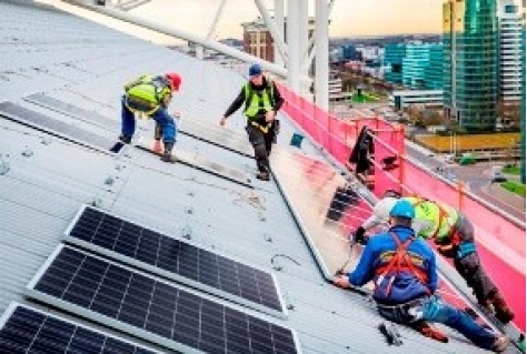 Zonnepanelen geplaatst op dak ArenA