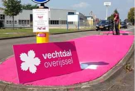 Guerillamarketing Vechtdal: roze vluchtheuvels