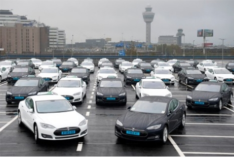 Volledig elektrische taxis op Schiphol