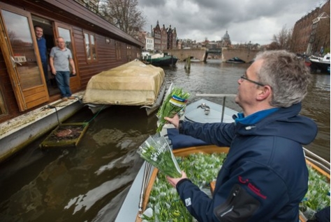 Canal Company deelt bloemen uit aan bewoners woonboten