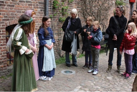 Leerlingen uit groep 8 een week gids op het Muiderslot