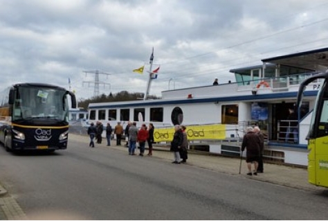 Succesvolle Oad Vakantiemarkt in de haven van Goor op riviercruiseschepen