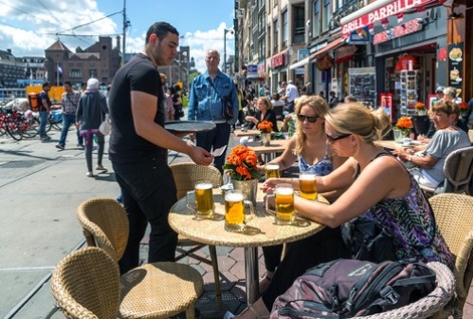 Amsterdams bestuur laat spierballen zien