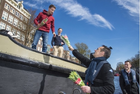 Bloemen voor woonbootbewoners Amsterdamse grachten