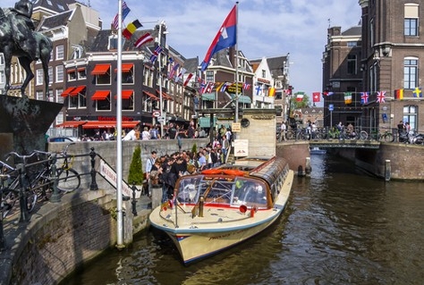 Transferpunt voor touringcars en rondvaartboten buiten centrum Amsterdam