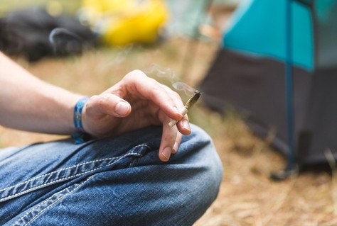 Exclusieve sigarettenverkoop op festivals onder vuur