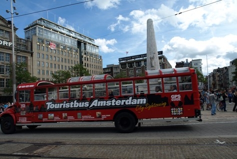 Touringcar uit Amsterdamse binnenstad