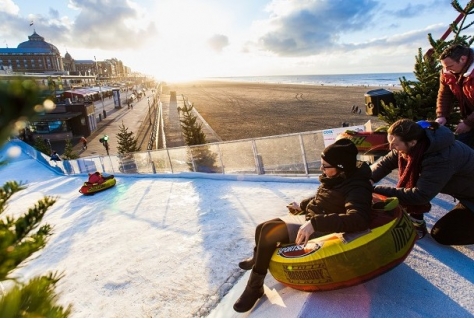 Winter roetsjbaan naast de pier van Scheveningen