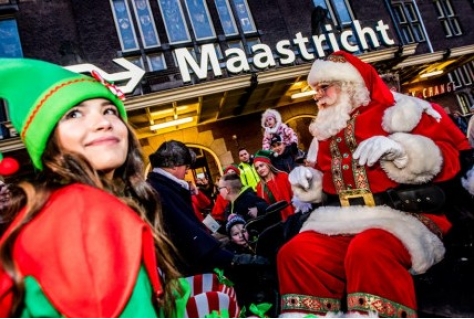 Knoevelkinderen halen kerstman binnen in Maastricht