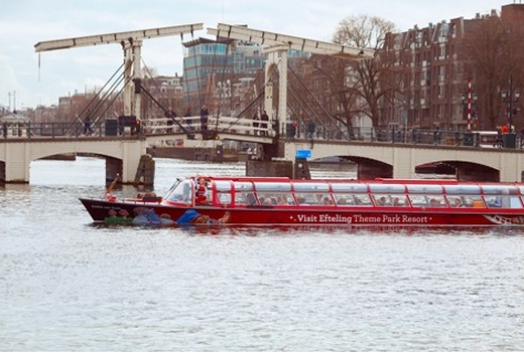 Efteling-rondvaartboot in Amsterdamse grachten