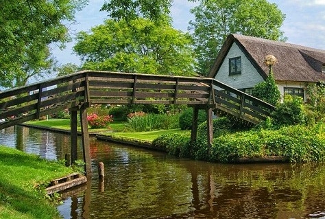 Versterking bruggen Giethoorn tegen toeristenboten