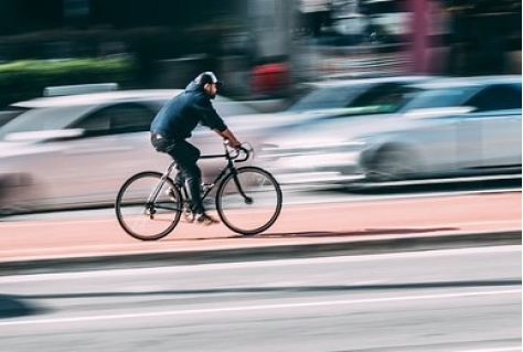 Fietsers met mobiel in de hand op de bon