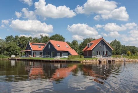 Roompot opent Fries waterpark met strandlodges en watervilla’s