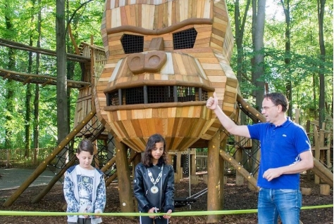 Apenheul opent nieuwe speeltuin met gorillahoofd van zes meter