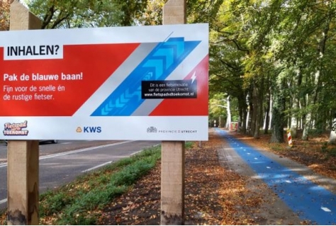 Blauwe snelle baan voor fietsers