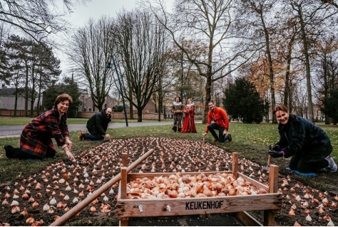 Twee DMO's en Keukenhof planten bollen in park Valkenberg in Breda (+ video)