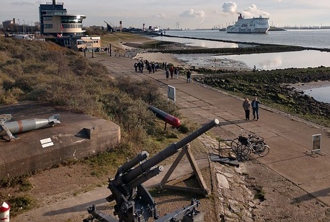 Vrijwilligers Vesting Hoek van Holland ontvangen Erasmusspeld