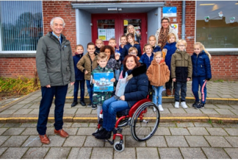 Overhandiging eerste tactiele prentenboek van sprookje De redders van Ruigrijk