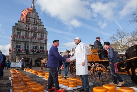 Goudse kaasmarkt wordt nog een beetje Hollandser