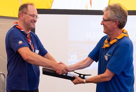 Duurzame lelievlet geschonken door Zeewolde aan scouting