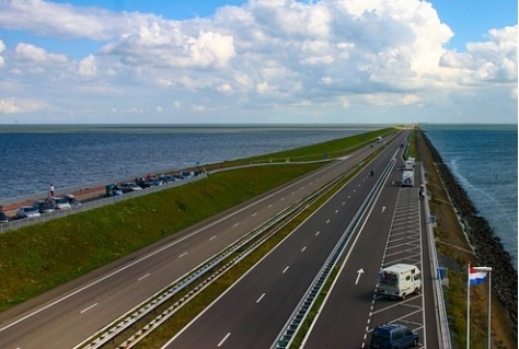 Loopbrug naar iconisch monument Afsluitdijk ingehesen