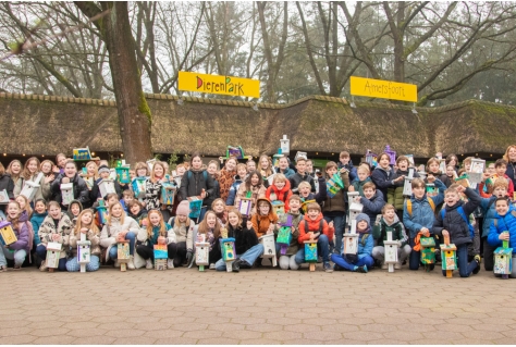 Schoolkinderen schenken honderd vogelhuisjes aan DierenPark Amersfoort