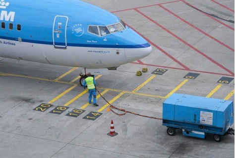 Werknemers Schiphol staan te vaak dicht bij draaiende straalmotoren