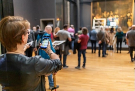 App helpt mensen met visuele beperking door musea en stations