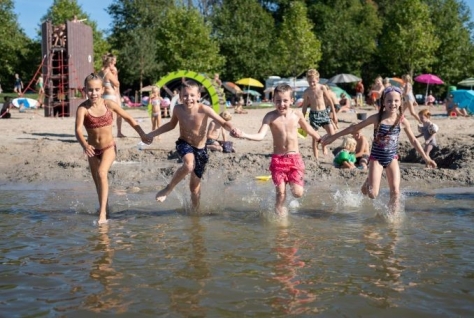 Grote vraag naar recreatie aan het strand ondanks regenachtige zomer