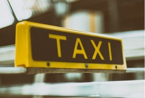 Schiphol opent nieuwe locatie voor taxidiensten (en later bussen)