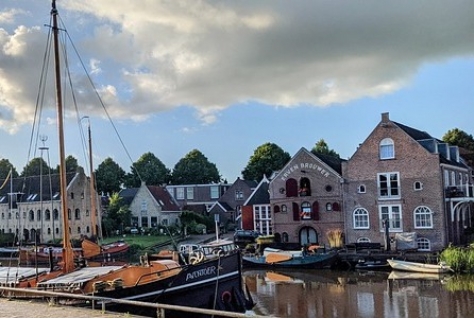 Grotere boten kunnen via Súd Ie van Dokkum naar Lauwersoog