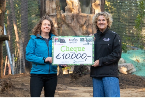 Ticketveiling.nl en DierenPark Amersfoort overhandigen cheque Chimpanseetours aan Jane Goodall Instituut 