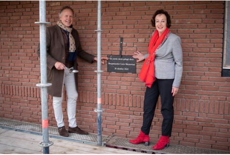 Burgemeester Meeuwisse legt eerste steen laatste Stadsvilla’s op Parc Ganuenta