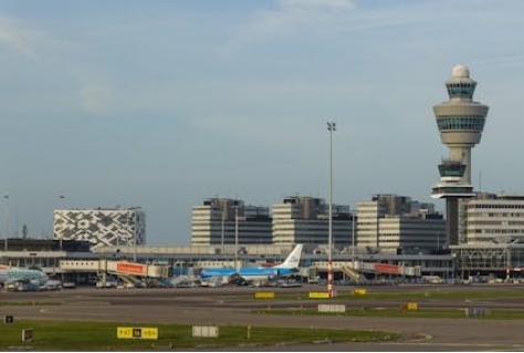 Kabinet laat Schiphol krimpen naar 478.000 vliegbewegingen