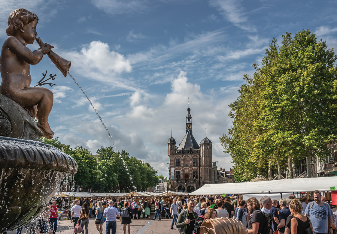 De Brink tijdens de Deventer Boekenmarkt, een van de grootste evenementen in de binnenstad.