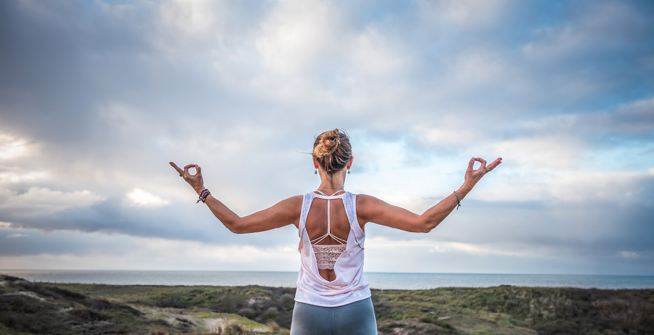 Nieuwe afspraken ontstaan tussen onder meer aanbieders van yogalessen en hotels. Op de foto Michelle Braams van Yoga Beach.