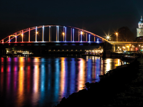 De Wilhelminabrug in Deventer, verlicht in rood, wit en blauw tijdens Bevrijdingsdag.