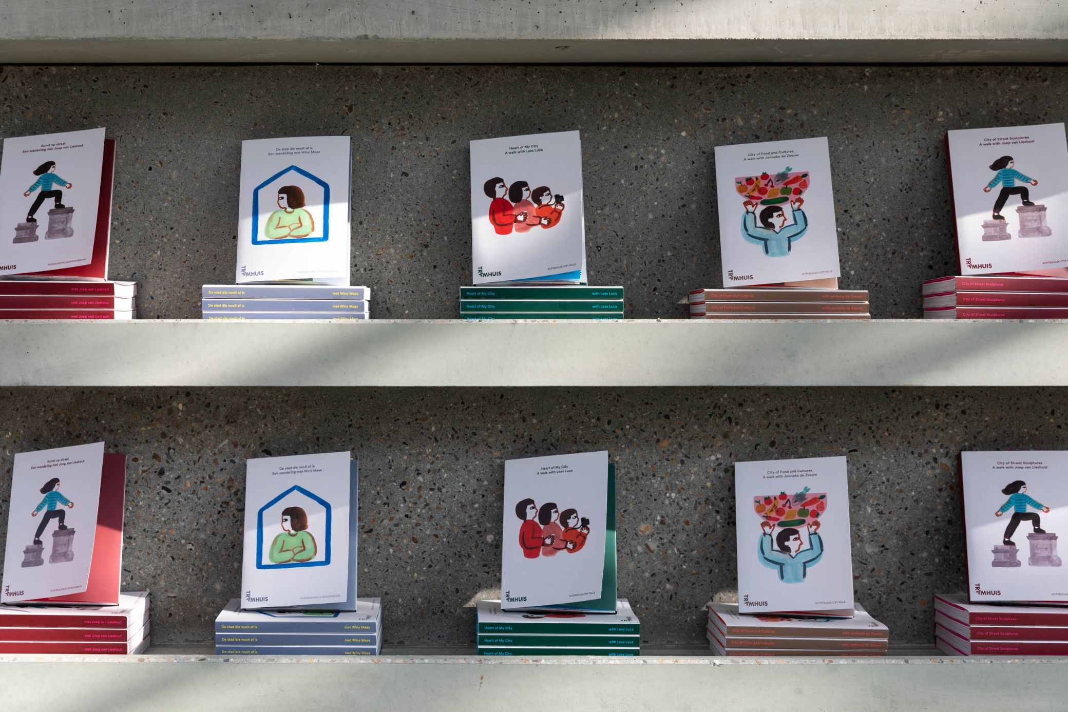 De vier wandelboekjes staan uitgestald in het Tramhuis.