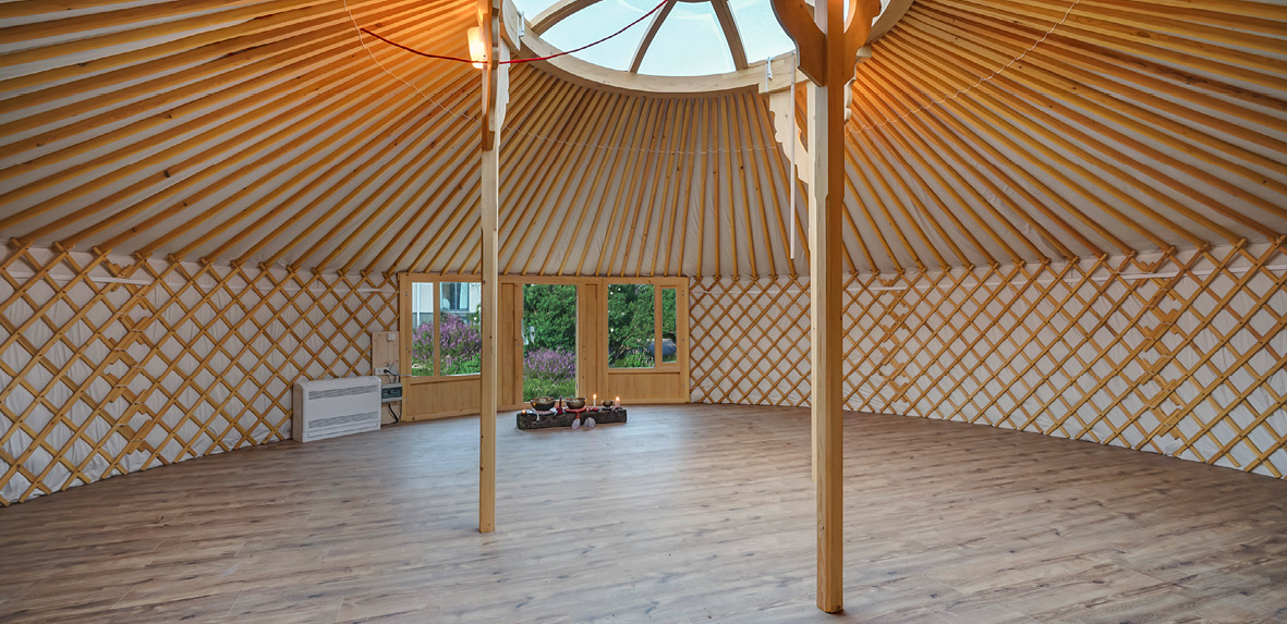 Binnenkant van de yurt.