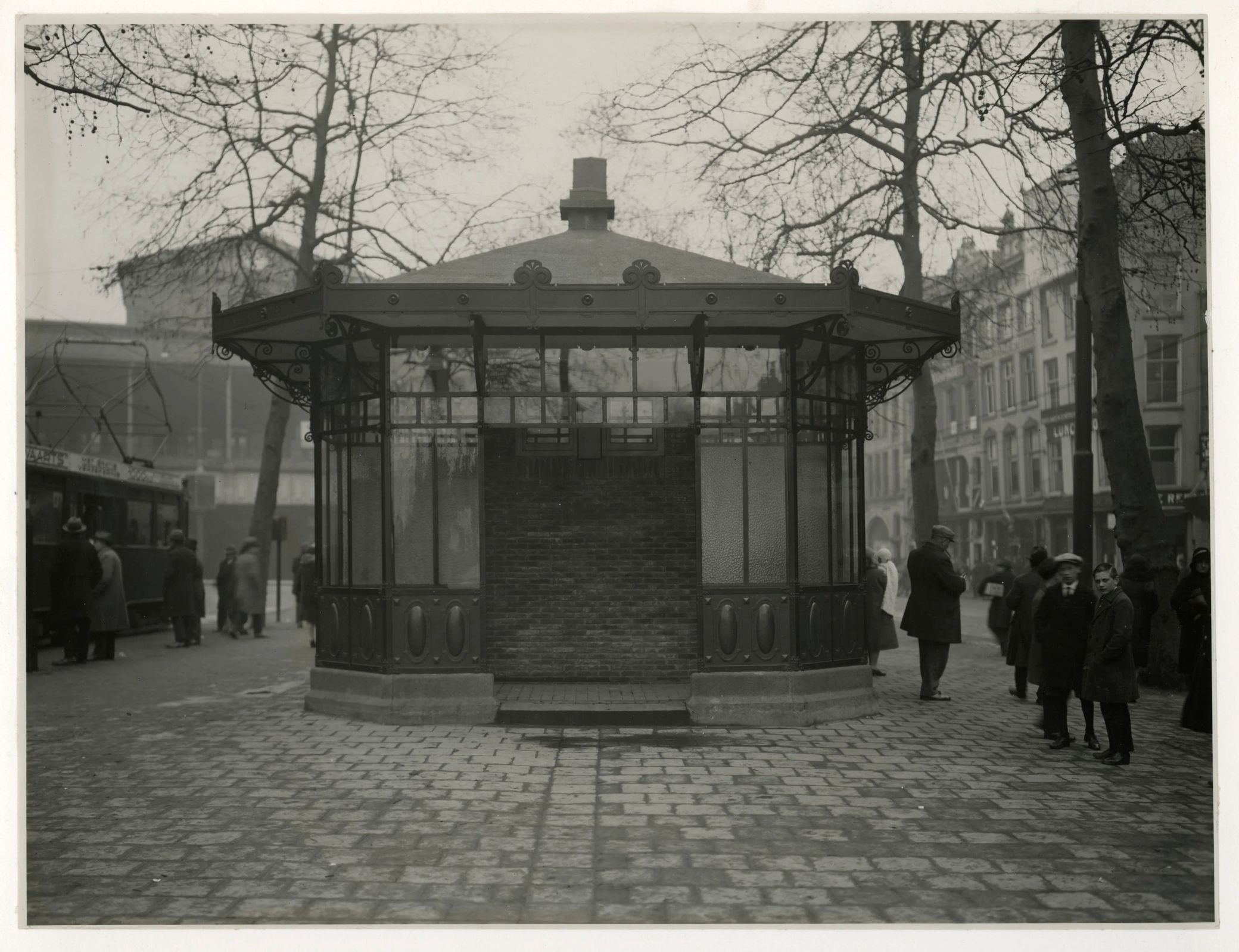 Historische foto uit 1931 van het Tramhuis op het Beursplein.