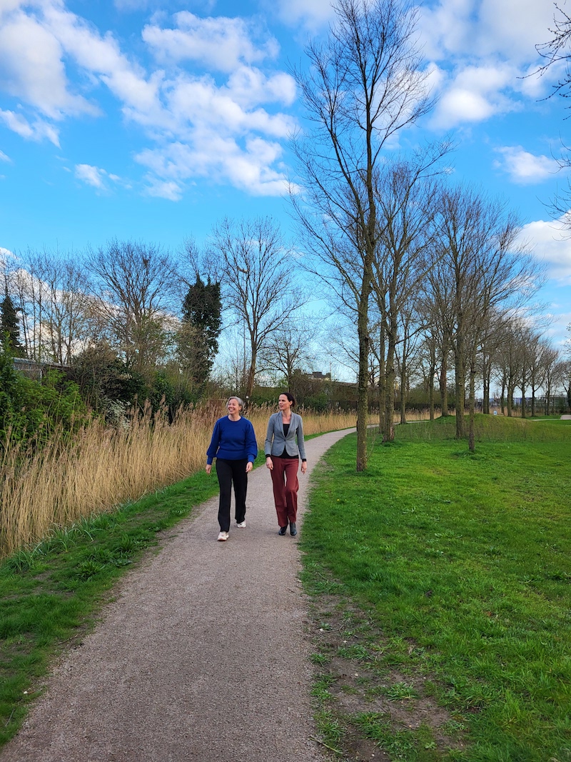 Elizabeth Stoit (l) en Carolien Nederlof.