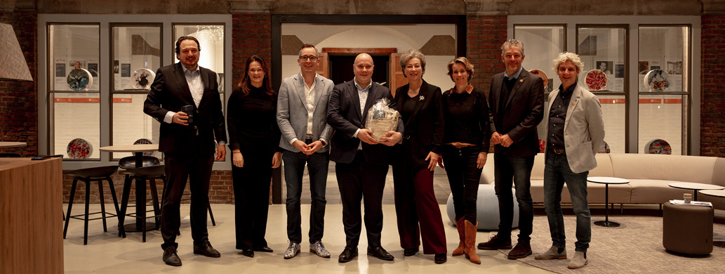 Foto van links naar rechts: Jorrit Snijder (voorzitter College van Bestuur BUas), Hildegard Assies (directeur Breda Marketing), Herre Dijkema (voorzitter Destinatie Nederland), Thierry Aartsen (Tweede Kamerlid VVD), Heleen Huisjes (directeur Visit Brabant), Wesley Put (docent en onderzoeker BUas), Ronald Kleve (directeur Academy for Leisure & Events BUas) en Marco van Leeuwen (docent aan Academy for Leisure & Events BUas).