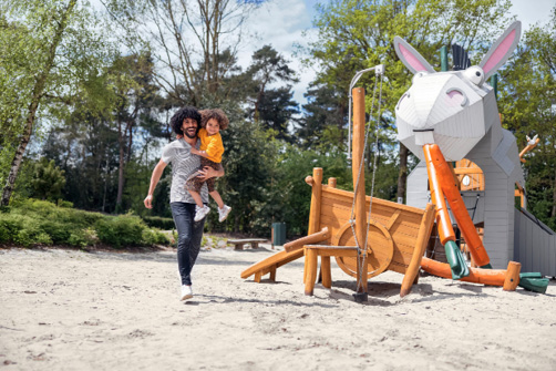 Center Parcs heeft veel oog voor de faciliteiten. Onder meer werd in Erperheide naast de Water Playhouse ook geïnvesteerd in prachtige speeltoestellen. Dit sluit aan bij de kinderboerderij die aan de linkerkant van deze speellocatie ligt.