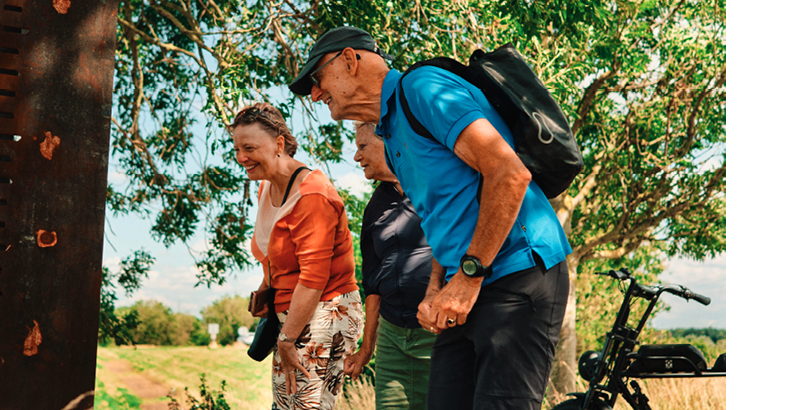 Doorkijkpanelen geven fietsers informatie over natuur, cultuur en geschiedenis. Foto: Schokker Fotografie.